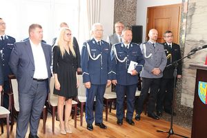Obchody Święta Policji w Żorach, policjanci oraz zaproszeni goście w trakcie uroczystej zbiórki