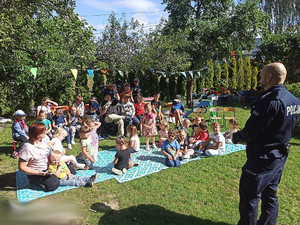 Policjant w trakcie profilaktyki