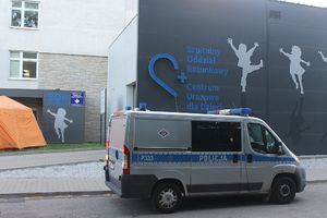 Radiowóz na tle Centrum Zdrowia Matki i Dziecka w Katowicach