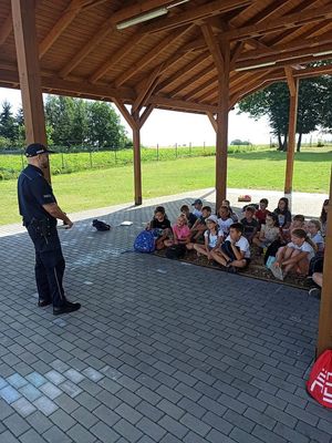 Policjant i dzieci podczas zajęć