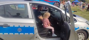 Policjant i dziecko w radiowozie