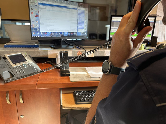 Dyżurny stanowiska kierowania komendy Policji odbiera telefon