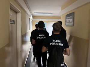 Młodzież klasy policyjnej przechodzi korytarzem żorskiej Policji