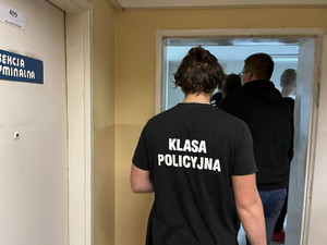 Uczniowie przechodzą korytarzem żorskiej komendy Policji