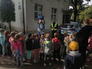 Policjant i Sznupek podczas spotkania z dziećmi