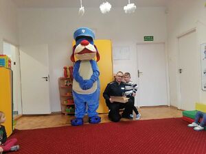 Policjant i wraz z dzieckiem