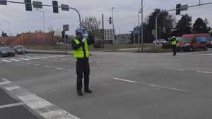 Policjanci kierują ruchem na skrzyżowaniu