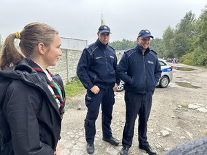 Spotkanie policjantów, edukatora Nadleśnictwa Rybnik oraz Gromady ZHP Żory w ramach ścieżki dydaktycznej na Gichtę