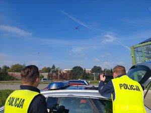 Policjanci obsługują policyjnego drona