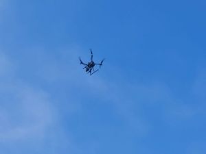 Policyjny dron w powietrzu