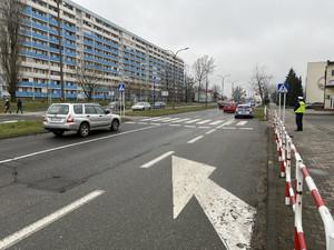 Policjant w rejonie oznakowanego przejścia dla pieszych