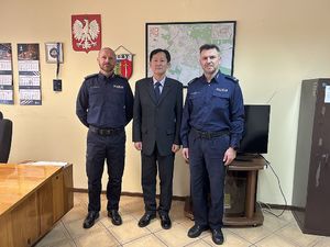 Wicekonsul Ambasady Republiki Korei w Polsce wraz z I Zastępcą Komendanta Miejskiego Policji w Żorach oraz Zastępcą Naczelnika Prewencji