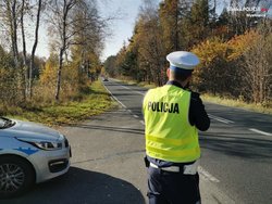 Policjant mierzy prędkość