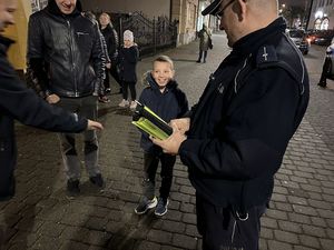 Policyjne działania w ramach akcji Świeć przykładem z udziałem regionalnego radia oraz mieszkańców