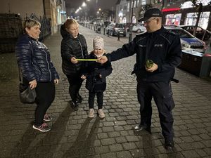 Policyjne działania w ramach akcji Świeć przykładem z udziałem regionalnego radia oraz mieszkańców