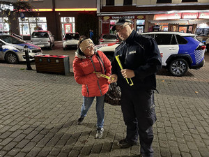 Policyjne działania w ramach akcji Świeć przykładem z udziałem regionalnego radia oraz mieszkańców