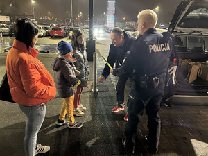 Policyjne działania w ramach akcji Świeć przykładem z udziałem regionalnego radia oraz mieszkańców