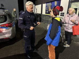 Policyjne działania w ramach akcji Świeć przykładem z udziałem regionalnego radia oraz mieszkańców