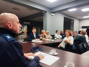 Policjanci oraz uczestnicy debaty