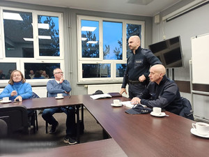 Policjanci oraz uczestnicy debaty