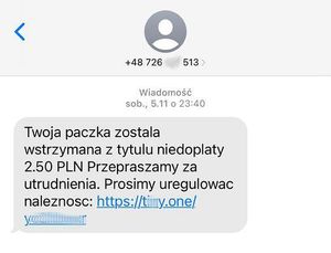 Zdjęcie przedstawia wiadomość SMS, która zawiera niebezpieczny link przygotowany przez oszustów.