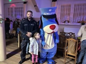 Mikołajki w dzielnicy Rój z udziałem dzielicowego i Sznupka