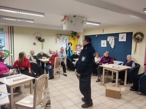 Policjant w trakcie spotkania z seniorami