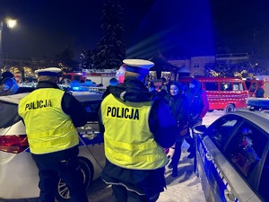 Na zdjęciu widać policjantów ruchu drogowego rozdających odblaski w ramach akcji &quot;Świeć przykładem&quot;