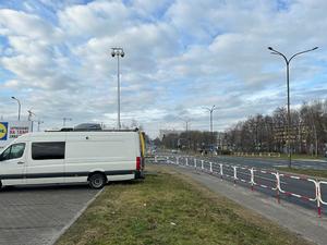 Na zdjęciu widać specjalistyczny pojazd Ruchomego Stanowiska Dowodzenia, przygotowany  do obserwacji pobliskiego przejścia dla pieszych i skrzyżowania.