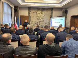 Na zdjęciu widać odprawę żorskiej Policji w sali śłubów Urzędu Stanu Cywilnego w Żorach, Komendant rozpoczął prezentację