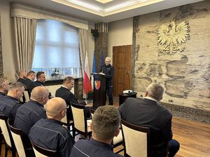 Na zdjęciu widać odprawę żorskiej Policji, przemawia I Zastępca Komendanta Wojewódzkiego Policji w Katowicach