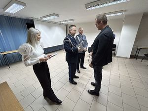 Na zdjęciu widać Komendantów składających podziękowanie za służbę policjantowi odchodzącemu na emeryturę.