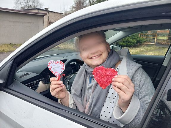 Na zdjęciu widać uśmiechniętą kierującą, która otrzymała czerwone serce.