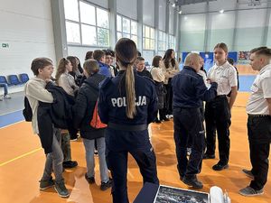 Na zdjęciu widać policjantów rozmawiających z uczniami klas mundurowych.