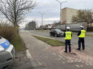 Na zdjęciu widać policjantów ruchu drogowego ubranych w kamizelki odblaskowe w trakcie działań NURD.