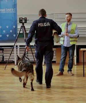 Na zdjęciu widać policjantów oraz policyjnego psa.