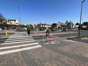 Na zdjęciu widać rejon skrzyżowania i przejście dla pieszych, wraz z przejazdem dla rowerzystów.