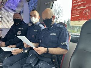 Na zdjęciu widać policjantów wypełniających deklarację i oczekujących na oddanie krwi.