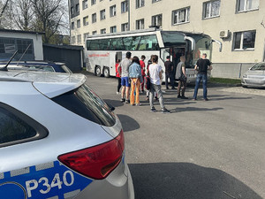 Na zdjęciu widać autobus krwiodawstwa, osoby oczekujące w kolejce do oddania krwi, a w tle budynek żorskiej Policji.