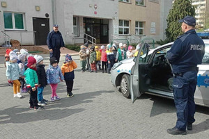 Na zdjęciu widać policjantów, radiowóz oraz przedszkolaków.