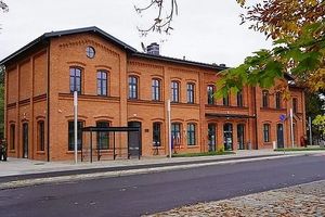 Na zdjęciu widać budynek dworca PKP w Żorach.