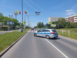 Na zdjęciu widać radiowóz w przed miejscem zdarzenia drogowego.
