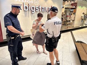 Na zdjęciu widać policjantów rozdających odblaski.