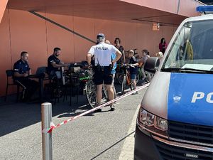 Na zdjęciu widać policjantów, przed galerią podczas akcji znakowania rowerów.
