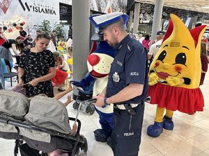 Na zdjęciu widać policjantów rozdających odblaski.