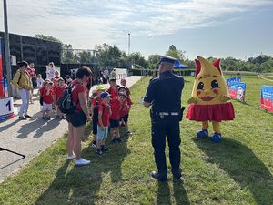 Na zdjęciu widać policjanta, Żorkę i przedszkolaków.