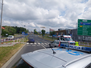 Na zdjęciu widać policyjny radiowóz i miejsce zdarzenia drogowego.