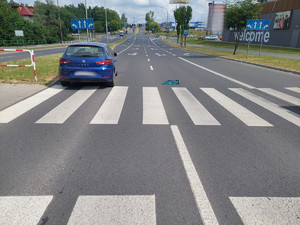 Na zdjęciu widać przejście dla pieszych, samochód osobowy oraz hulajnogę.