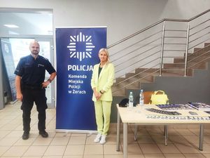 Na zdjęciu widać policjanta i przedstawicielkę kadr Policji w Żorach przed stanowiskiem wystawienniczym.