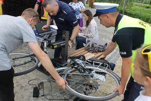 Na zdjęciu widać policjantów oraz uczestników rajdu podczas akcji znakowania jednośladów.